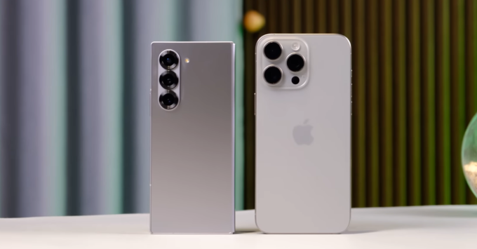 Galaxy Z Fold 6 và iPhone 15 Pro Max: Biến hoá đa năng hay truyền thống quen thuộc?
