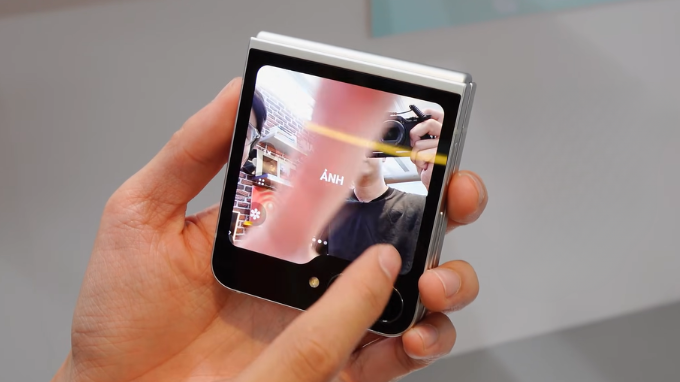 Camera selfie và FlexCam trên Galaxy Z Flip7 FE