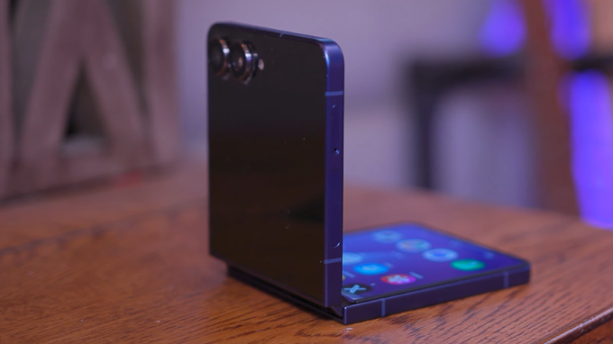 Galaxy Z Flip 7 với thiết kế gập vỏ sò độc đáo và màn hình phụ tiện dụng