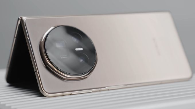 Honor Magic V5 với thiết kế siêu mỏng nhẹ đầu tiên