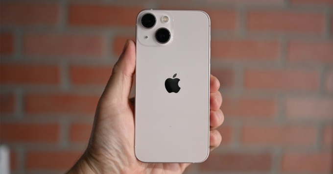 so sánh pixel 8 và iphone 13 mini lựa chọn vào tốt hơn