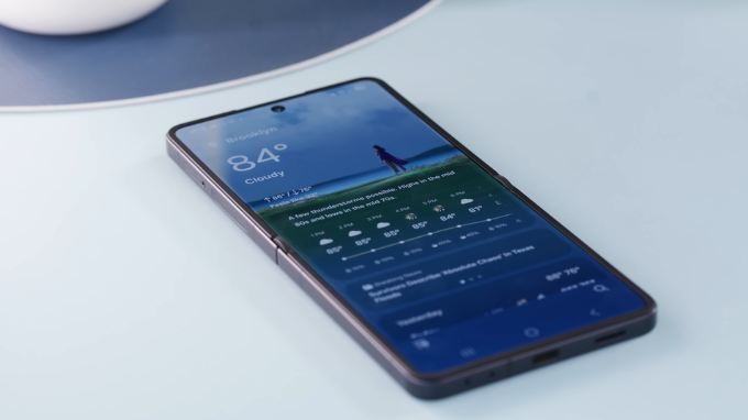 Màn hình Galaxy Z Flip 7 với công nghệ AMOLED và tần số 120Hz mượt mà