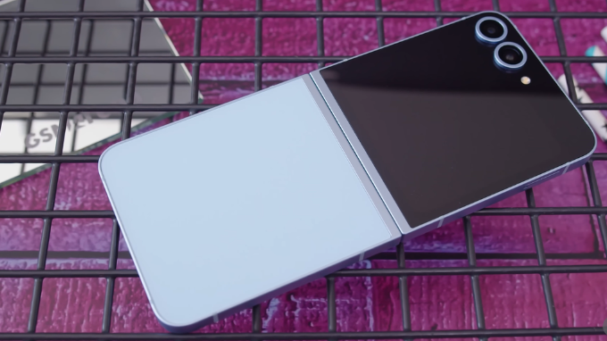 Samsung Galaxy Z Flip 6 vẫn giữ vẻ đẹp cổ điển