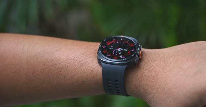 Thiết kế Samsung Galaxy Watch Ultra 2 với khung viền cao cấp và cụm camera sau