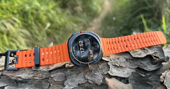 Galaxy Watch Ultra hiển thị kết quả theo dõi tập luyện thể thao trên màn hình