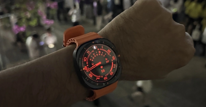 Samsung Galaxy Watch Ultra hiển thị mặt đồng hồ phát sáng trong điều kiện ban đêm