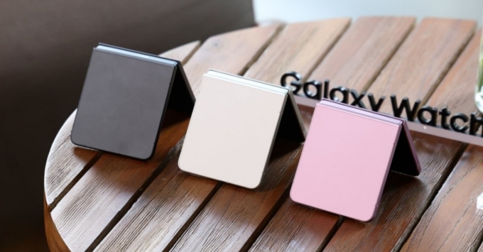 Galaxy Z Flip8 với các tùy chọn màu Hồng Rosé, Đen Graphite và Trắng Cream