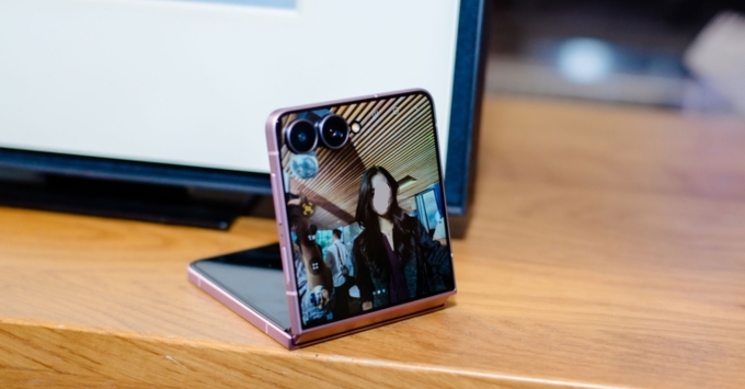 Galaxy Z Flip8 sử dụng FlexCam 50MP để chụp ảnh linh hoạt ở nhiều góc độ