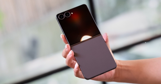 Mặt lưng Galaxy Z Flip8 với cụm camera kép 50MP và 12MP