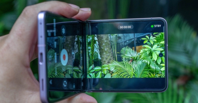 Galaxy Z Flip8 quay video bằng FlexCam 50MP với tính năng chống rung