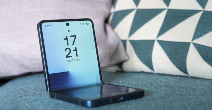 Thiết kế Galaxy Z Flip8 gập mở với thân máy mỏng 6,1mm và trọng lượng 180g