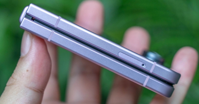 Galaxy Z Flip8 thiết kế gập mỏng nhẹ với màn hình FlexWindow 4,1 inch