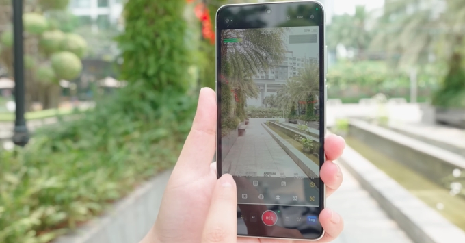 Ống kính tiềm vọng kép hỗ trợ zoom quang học 10x tiêu cự 230mm của hệ thống camera OPPO Find X9 Ultra cũ.
