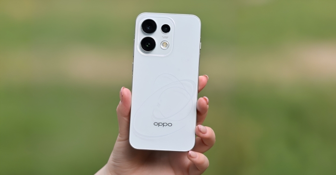 OPPO Reno16 F 5G thiết kế mặt lưng trẻ trung và mỏng nhẹ