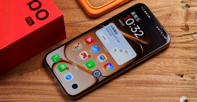 Màn hình AMOLED 1.5K rộng 6.78 inch hiển thị sắc nét với tần số quét 144Hz trên điện thoại OnePlus Turbo 6X Pro cũ.