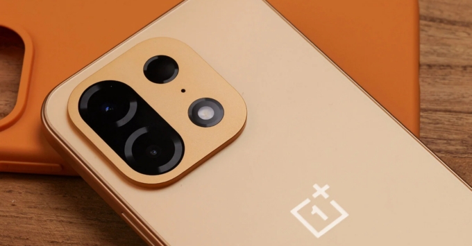 Mặt lưng kính nhám màu cam dịu của điện thoại OnePlus Turbo 6X Pro cũ 99% nguyên bản và láng mịn.