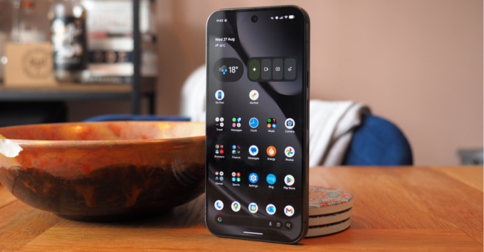 Màn hình 6.8 inch LTPO OLED 120Hz trên Google Pixel 10 Pro XL