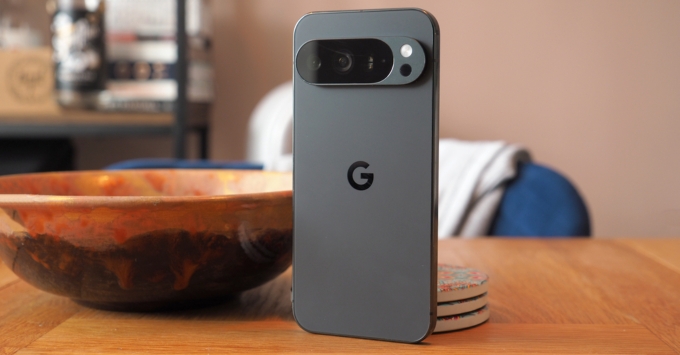 Google Pixel 10 Pro XL với thiết kế thanh truyền thống và cụm camera ngang