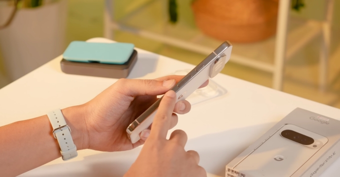 Google Pixel 10 Pro XL với thiết kế mỏng và kiểu dáng smartphone truyền thống