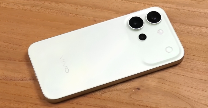 Thiết kế Vivo S60 với thân máy dày 7.9mm và trọng lượng 207 gram