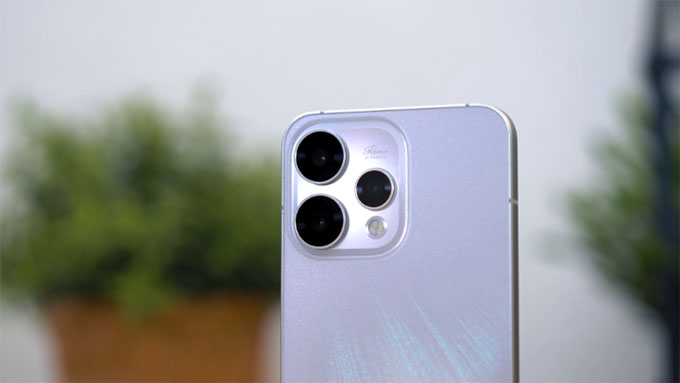 Trên OPPO Reno16 F vs Reno15 đều sở hữu hệ thống ba camera sau
