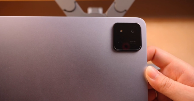 Thiết kế Xiaomi Pad 7 Pro với khung nhôm nguyên khối cao cấp, thân máy mỏng nhẹ và mặt lưng tối giản sang trọng