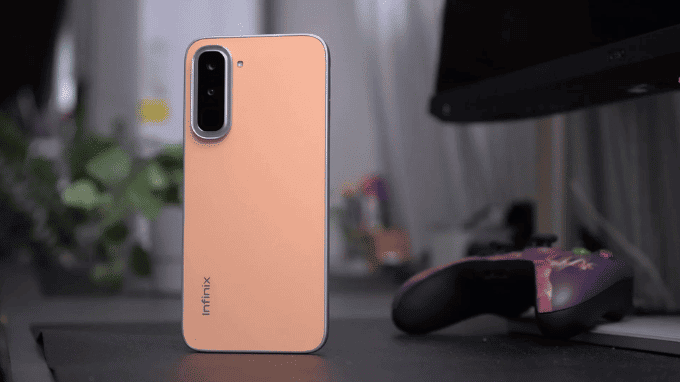 Infinix Hot 70 mỏng nhẹ với mặt lưng đổi màu