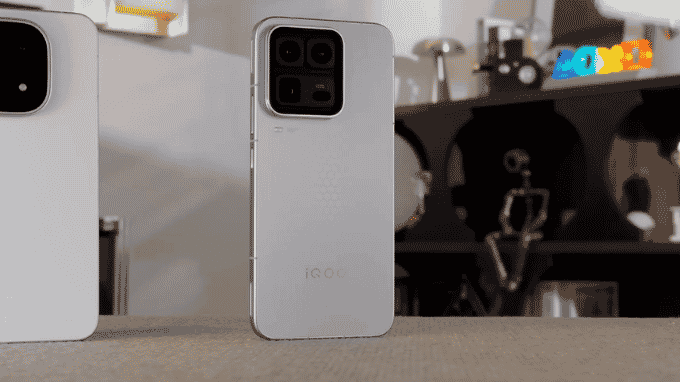 vivo iQOO 15T cũ cầm chắc tay