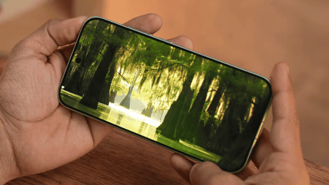 Màn hình POCO X8 Pro Max rộng 6.83 inch