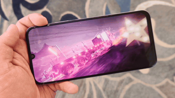 Màn hình Realme C100i sáng rõ ngoài trời