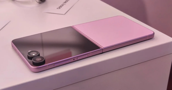 Galaxy Z Flip8 Hồng Rosé là món trang sức không thể thiếu cho những cô nàng yêu thích phong cách sang chảnh, quý phái.