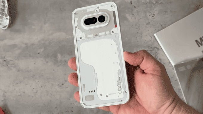 Ngoại hình Nothing Phone (4a) nổi bật với mặt lưng Glyph