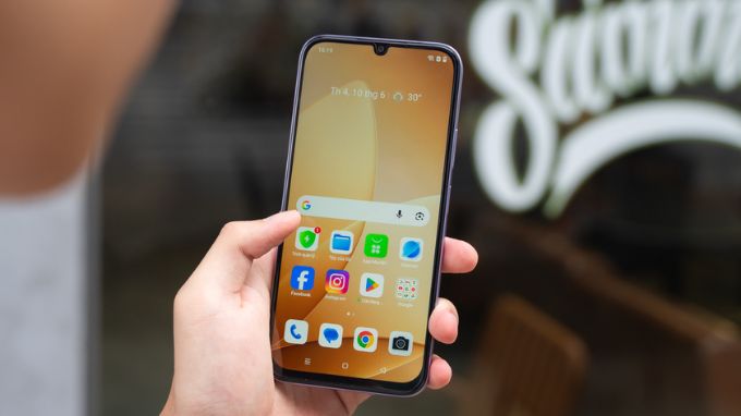 màn hình của OPPO A6c và Redmi Note 13