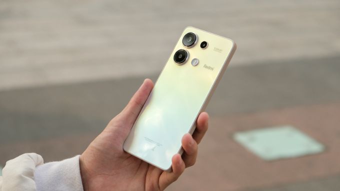 ngoại hình của OPPO A6c và Redmi Note 13