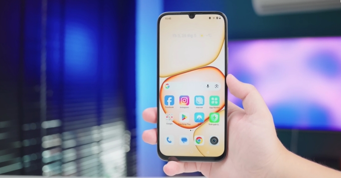 Màn hình Realme C100i kích thước 6.8 inch độ sáng 900 nits hiển thị rõ ngoài trời
