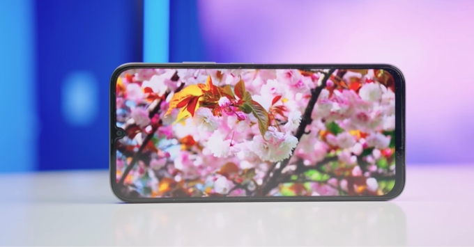 Tổng quan thông số kỹ thuật Realme C100i với pin 7000mAh và màn hình 120Hz.