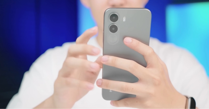 Realme C100i thiết kế nhựa nhám chống bám vân tay và khả năng kháng nước IP64