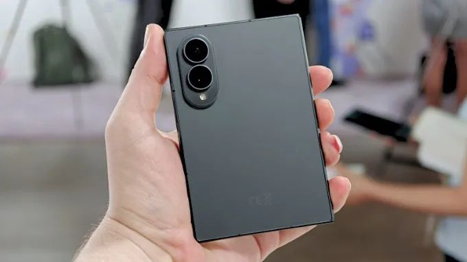 Đen Graphite sang trọng