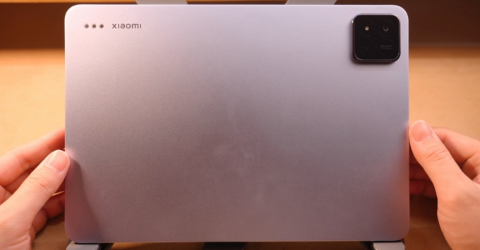 Xiaomi Pad 7 Pro thiết kế kim loại nguyên khối mỏng 6,18 mm, trọng lượng khoảng 500 g, màu xám hiện đại