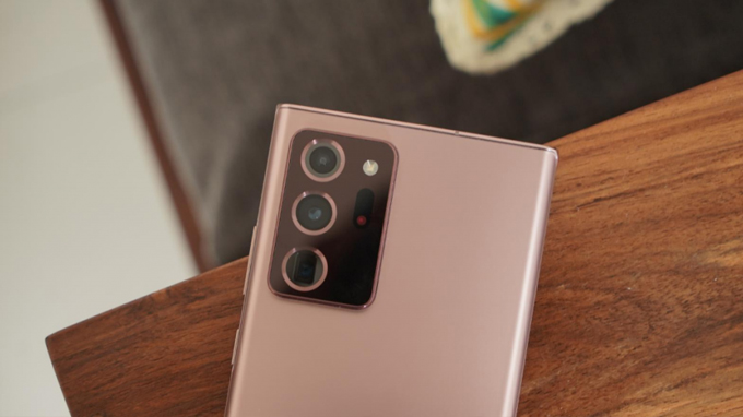 camera Galaxy Note 20 Ultra cũng được tích hợp 3 ống kính đặt trong khối hình chữ nhật
