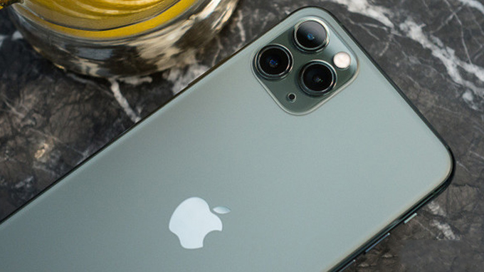 Camera iPhone 11 Pro Max được trang bị hệ thống 3 camera đặt trong một khối hình vuông