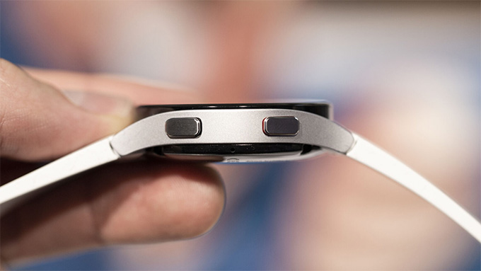 Hai phím điều hướng Back và Home cũng đươc đặt ở vị trí này