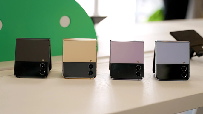 Galaxy Z Flip 4 sở hữu thiết kế gập vỏ sò ấn tượng