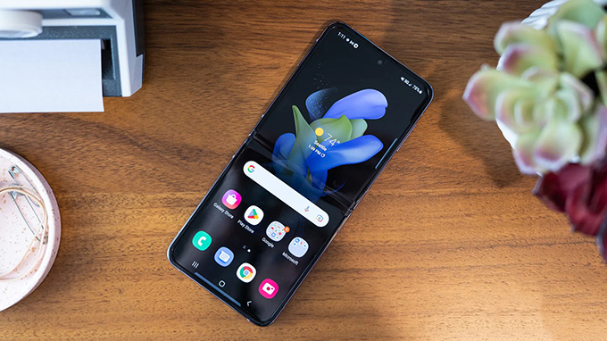 Điện thoại Galaxy Z Flip 4 mang trong mình viên pin dung lượng 3.700 mAh