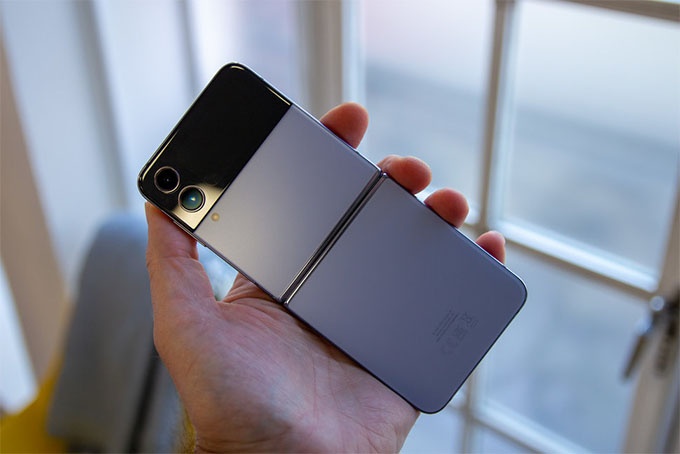 Đánh giá Samsung Galaxy Z Flip 4: Màn hình, thiết kế và độ bền