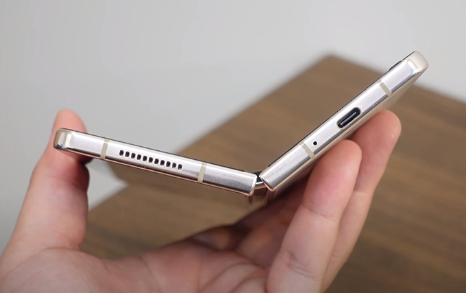 Phần bản lề trên Galaxy Z Fold 4 chắc chắn hơn
