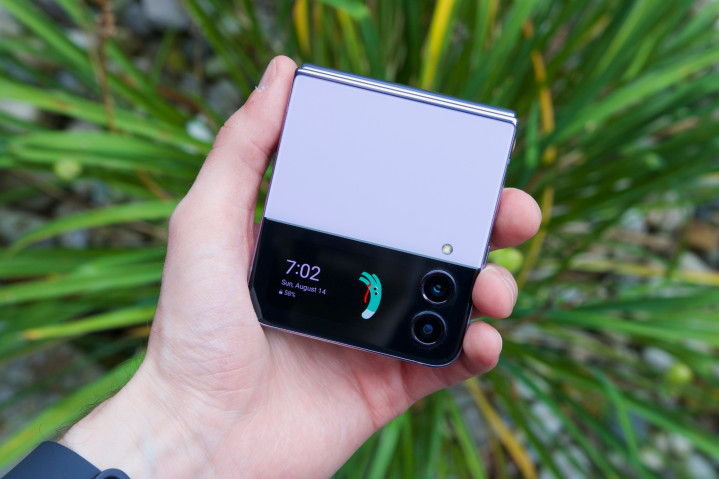 Galaxy Z Flip 4 cũng không kém phần độc đáo