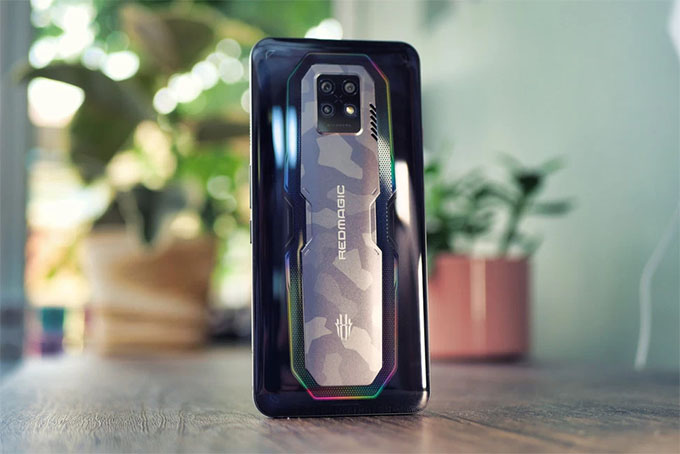 Các nút và thiết kế trên Red Magic 7S Pro mang đến trải nghiệm chơi game tốt