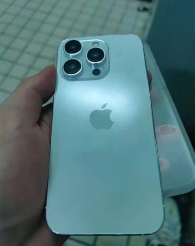 iPhone 15 Pro lộ diện hình ảnh thực tế