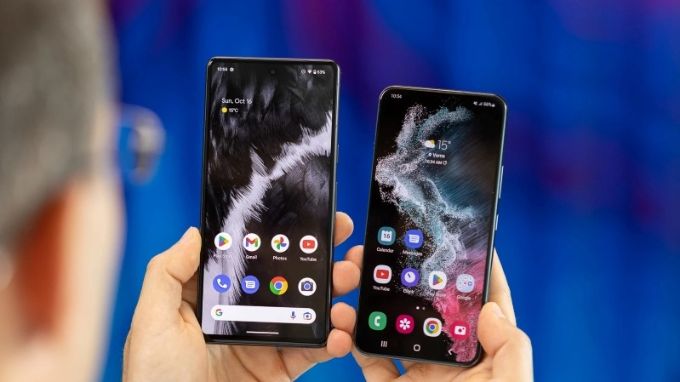 màn hình Google Pixel 7 và Samsung Galaxy S22